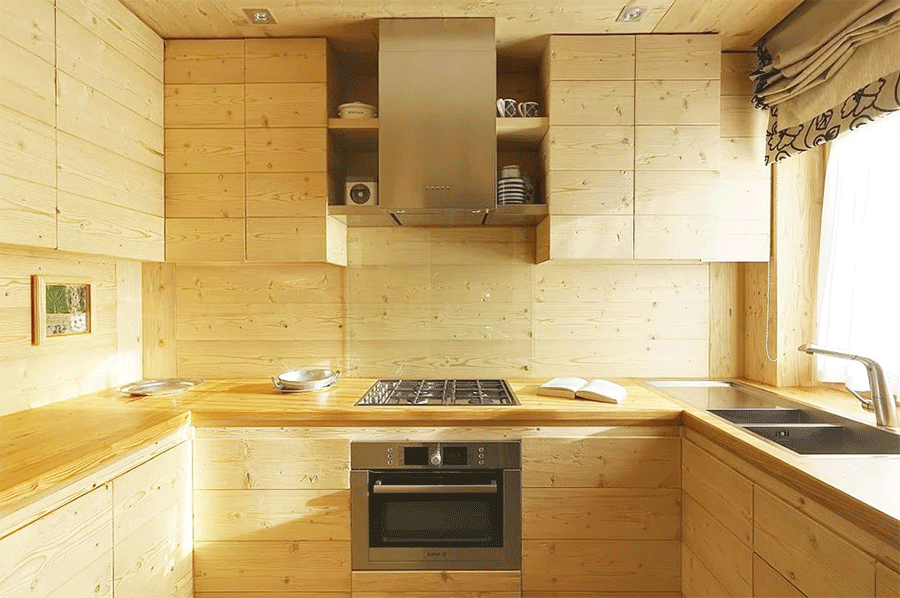 на кухне также важна и деревянная обшивка стен